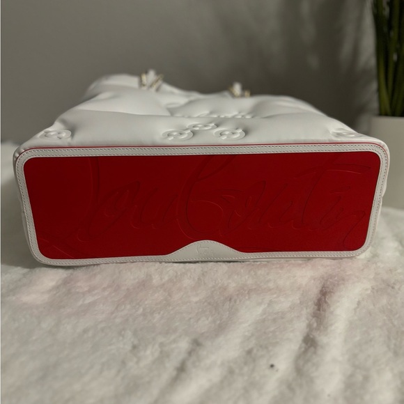 CHRISTIAN LOUBOUTIN
Nappa Embossed Small East West Cabata Tote White
Size - Picture 4 of 7